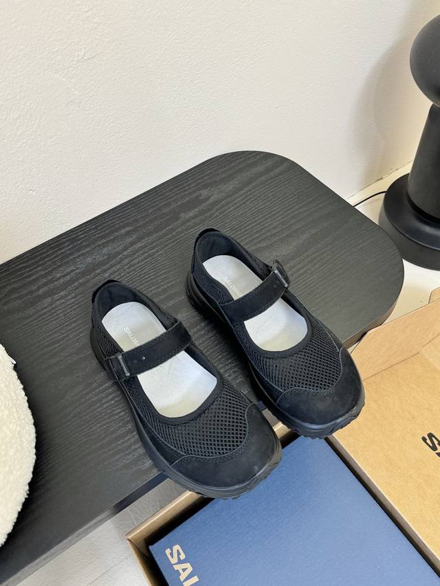 Salomon 25Ss 厚底玛丽珍运动鞋 夏日气息的萨洛蒙，厚厚的底增高设计，不仅带来不一样的舒适感，还能轻松拉长腿部线条，让你瞬间变身大长腿！ 简洁的款式，