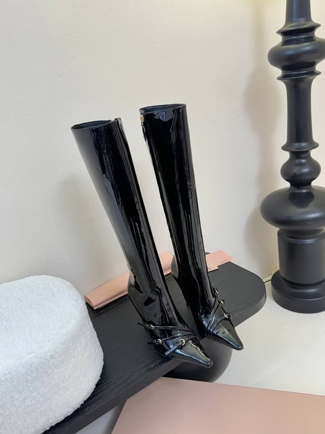 Miumiu 缪缪 25Ss秋冬新款 细跟尖头 侧拉链 短靴 走秀款从高定秀款就一直备受关注的靴子切尔西靴 不过膝长靴太太太好看了 马上拿下！太美了 赶紧早穿早
