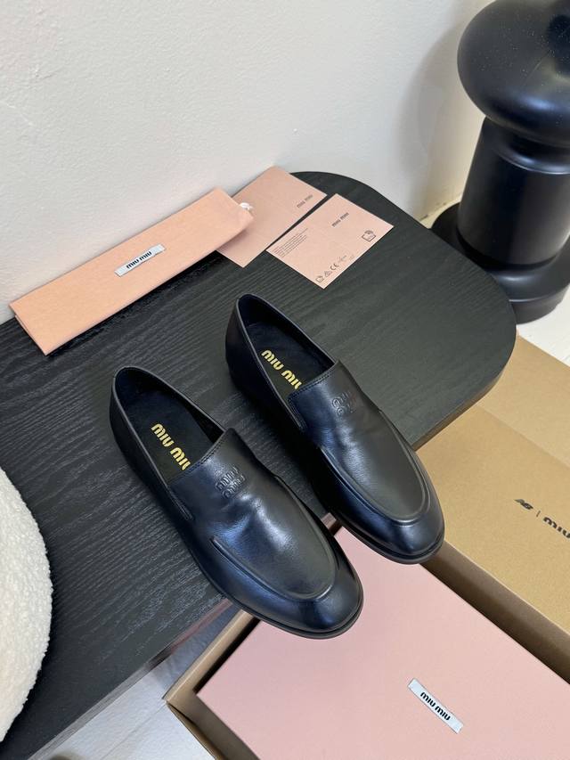 Miu Mi* 25Ss新款 布洛克圆头乐福鞋 这款布洛克鞋线条简约设计经典，饰以Miu Miu印字两处条纹细节。细节的设计在一众乐福鞋中脱颖而出，整体鞋型圆滑