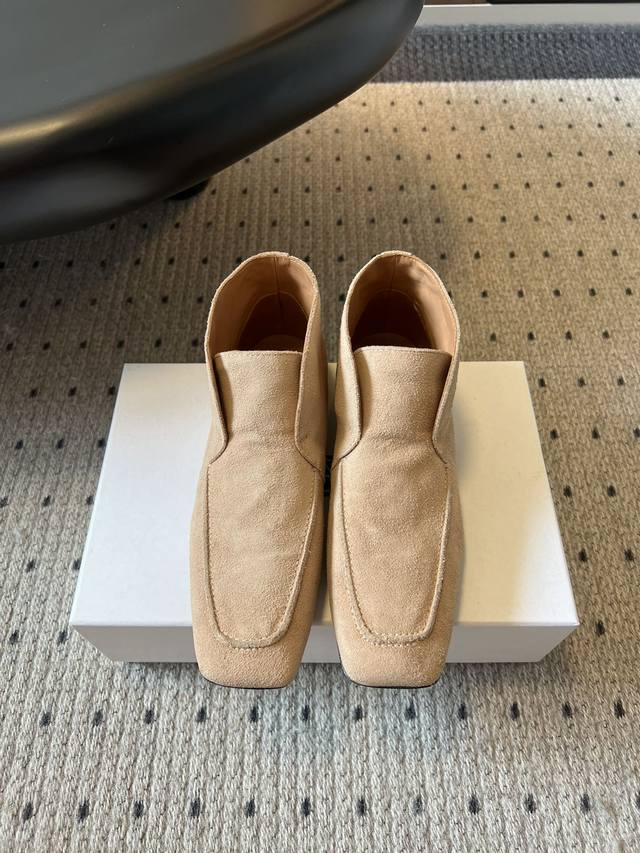 Toteme 25Ss 新款 高邦乐福鞋 无论是手感还是上脚都超级软，没有最软，只有更软，这是光脚穿的感受，感觉每一个毛孔都在呼吸，上脚后气质变了升化了，在整套