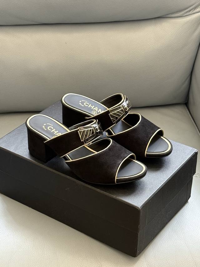 Chanel 25A New Arrival～ 小香25早秋手工坊系列 小粗跟拖鞋，脚感真的是无敌呀！ 鞋面搭配的蝴蝶结扣件 是珐琅材质，特别好看！ 鞋面小羊皮