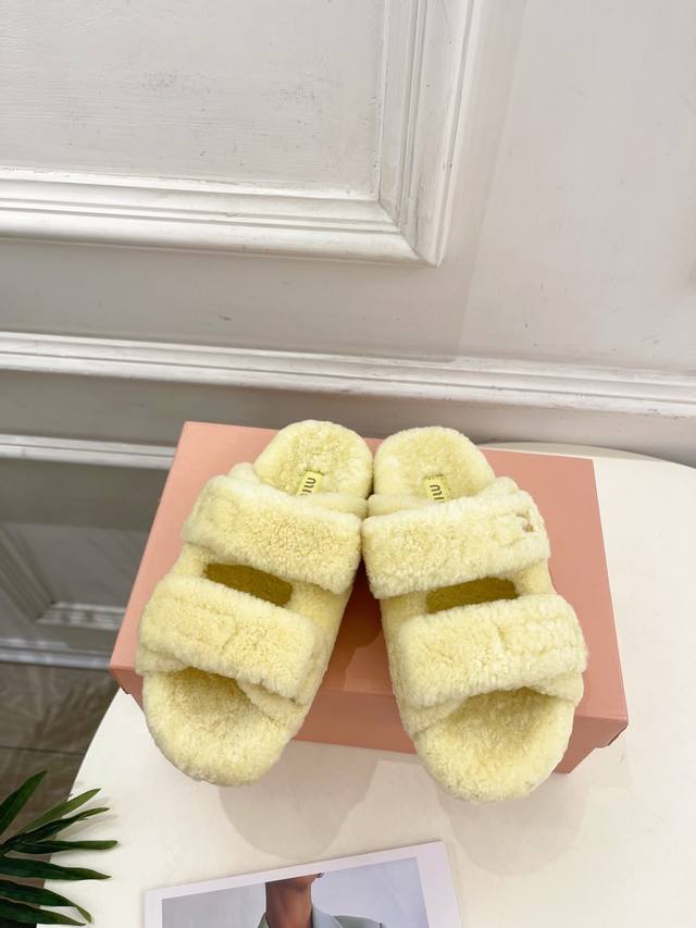 Miu Miu 缪缪 25 2025秋冬新品 专柜主打最新走秀款 经典字母双带魔术贴毛毛拖鞋 火爆上新！ Bs缪家高货 顶级工艺打造精品质感 无敌舒适 绝对是一