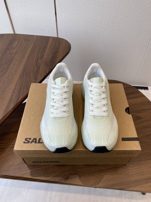 Mm6 X Salomon萨洛蒙 新款 户外跑步鞋 超多明星时尚博主种草 超火的户外系列 机能风谁能拒绝啊！这双鞋的配色简直是天菜，清新的色调，不管是搭配运动装