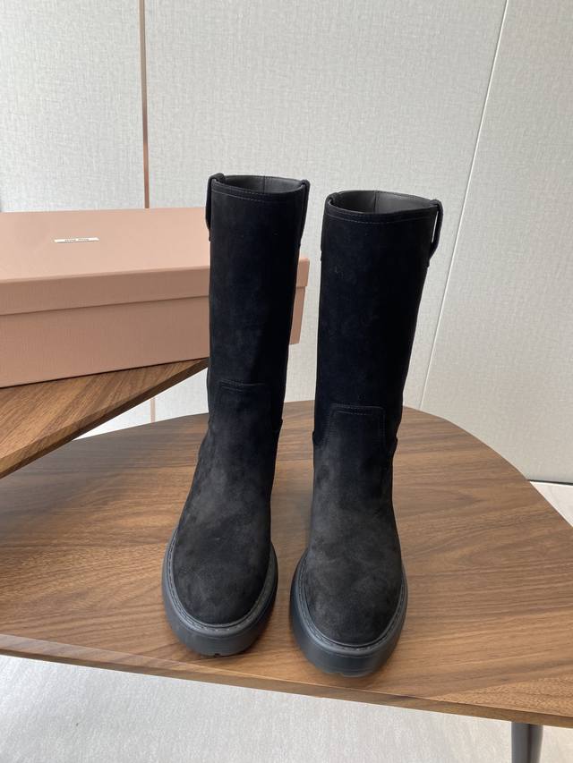 Miu Miu Fw25 New Arrival～ 缪缪 25Ss 秋冬新款厚底高筒裸靴 骑士靴 简约鞋面点缀 高级感满满 上脚超级有型～酷酷的非常帅气好看，时