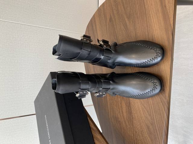 短靴 高靴 Ann Demeulemesster 2025新款半拖 短靴 骑士靴 安特卫普创意总监Stefano Gallici以”游牧精神“为灵感，将品牌标志