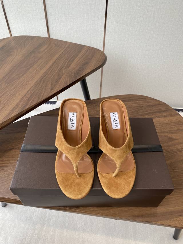 Alaia 25Ss 春夏新款 坡跟夹脚拖鞋 系列 立方体缎面穆勒鞋，立方鞋跟设计，细腻缎光暗露格调，定格摩登之型。 Size：#35-41 40 41订做不退
