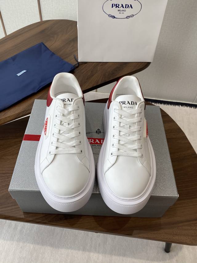 Prada 25Ss P家 25春夏情侣款 厚底小白鞋 进口开边珠牛皮 进口小牛皮细节感跟好 三角标点缀，简单高级！ 关键上脚超显腿长，轻松拉长腿部显腿！ Si