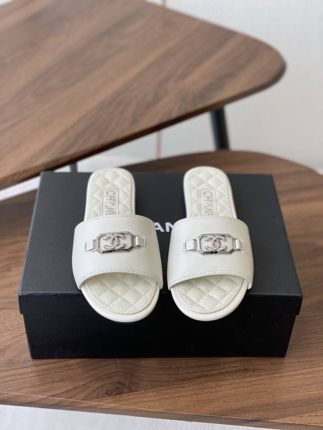 Chanel 小香 25Ss 春夏新品度假 羊皮 懒人拖 小香的一款全新设计 鞋面搭配双C五金装饰 简约百搭上脚超级美的 怎么看都超美 鞋面：采用进口羊皮 内里