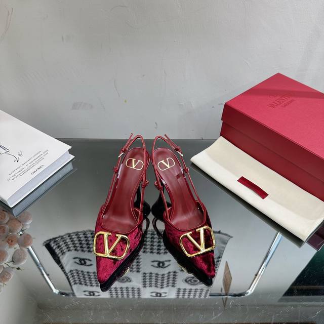 全网最高性价比 颜色最齐 王炸款 顶级版本 Valentino. S 夏季新款华伦天奴大V扣钻绒系列 上图必炸 专柜最新系列 最高版本 细节完美 非常亮眼的走秀