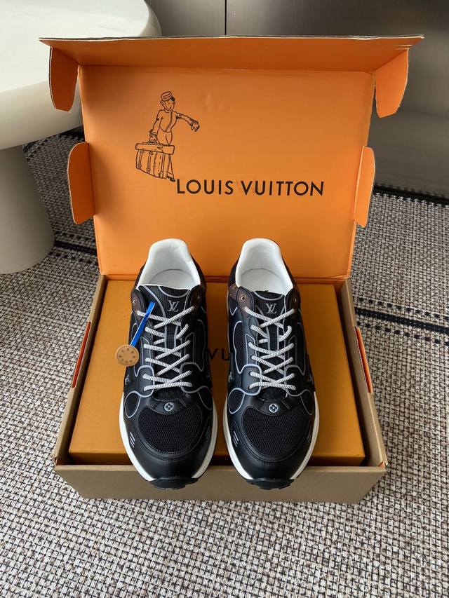 Lv 路易威登 25Ss新款 Olympia运动鞋 Lv Olympia运动鞋的运动流线型设计灵感来自跑鞋。精致的鞋面由多种技术材料制成，包括网眼和金属合成皮革
