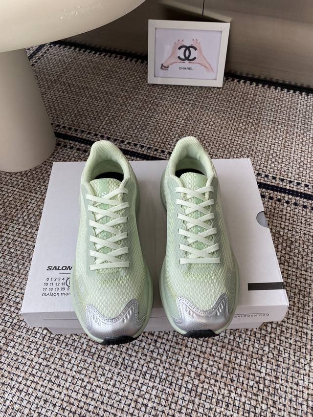 Mm6 X Salomon 新品联名款 运动鞋 Spectur 2是Mm6 Maison Margiela与Salomon合作的 2025春夏系列鞋款 以公路跑