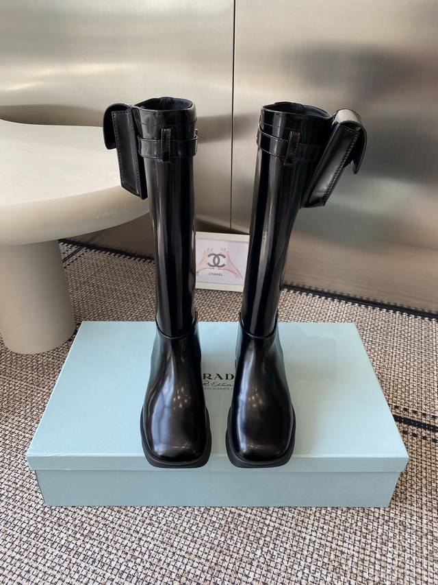 代购级别 2025Ss Prada 新款Equal一脚蹬机车靴，重新演绎1999春夏系列档案库设计，采用现代主义廓形。醒目线条结合创新鞋底。最近 得不得了 创新
