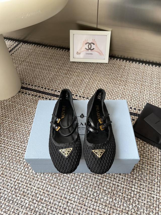 2025Ss Prada 普拉达 春夏新品 玛丽珍平底芭蕾舞鞋 柔软舒适 ，小红书各大博主推荐，整双鞋子采购Zp开发打造，全部定制材料，独家开模大底，细节全部对