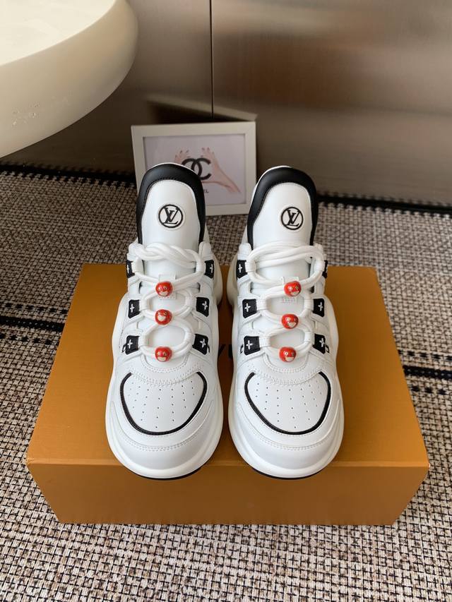 配饰50 Lv 2025春夏新款老爹鞋 尽显青春活力，日常穿搭超级抢眼，经典的拱形设计，一向被称之为美腿神器！绝对的人手必备 鞋面：原版一致牛皮，耐穿耐磨 大底
