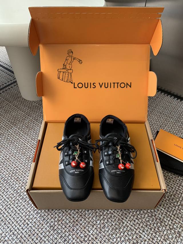 顶级版本 配饰60 Louis Vuitton路易威登驴牌春夏Sneakerina系列 芭蕾运动鞋 德训鞋 情侣款 Sneakerina 芭蕾风运动鞋以丝滑绒面