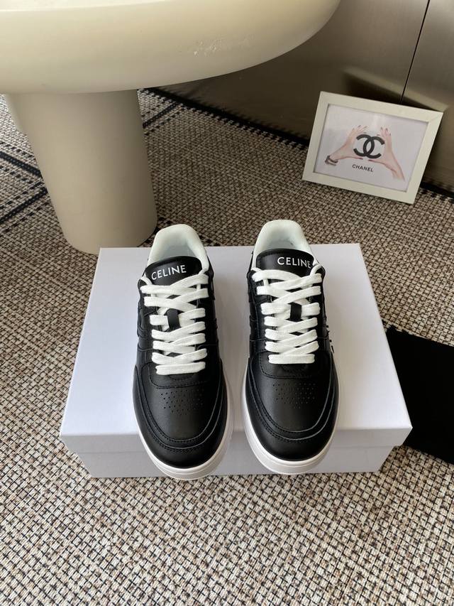 Celine 赛琳 25Ss最新 Block系列 系带 厚底女款 休闲运动鞋 Triomphe 皮革贴饰，瞬间给这款 Block 运动鞋注入了清新柔美的魅力，爱