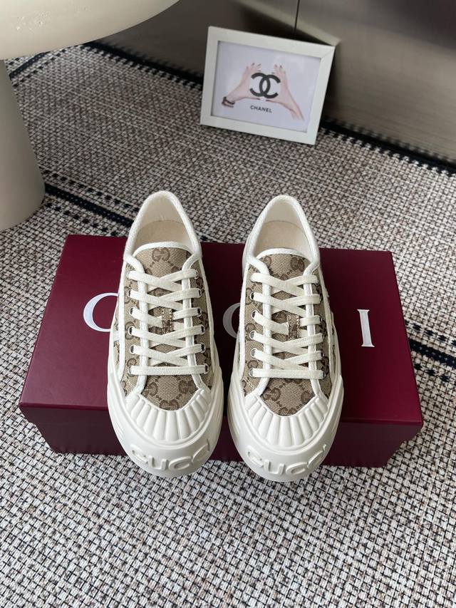 Gucci 25Ss新款Gg帆布鞋 休闲鞋 这款运动鞋 以标志性Gg帆布匠心打造 将典藏设计与现代美学巧妙糅于一体 大胆前卫的廓形配以“Gucci”印花压纹橡胶