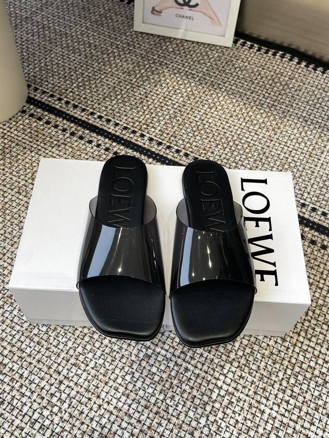 Loewe 罗意威 25Ss 春夏新品 拖鞋 疯狂种草简约设计感觉更干净优雅 让你念念不忘 颜色也很耐看漂亮，上脚瞬间气质十足气场，简直无敌帅气有型 鞋面采用定