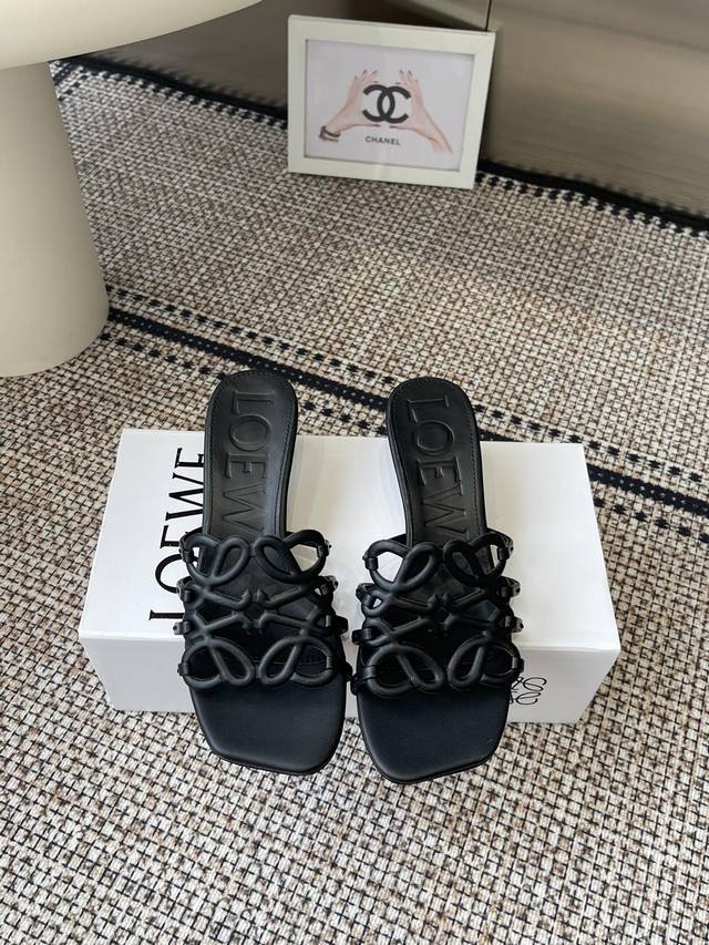 Loewe 罗意威 25Ss 春夏新品拖鞋 简约设计感觉更干净优雅 让你念念不忘 颜色也很耐看 上脚瞬间气质十足气场 简直帅气有型 鞋面采用牛皮印花 内里羊皮垫