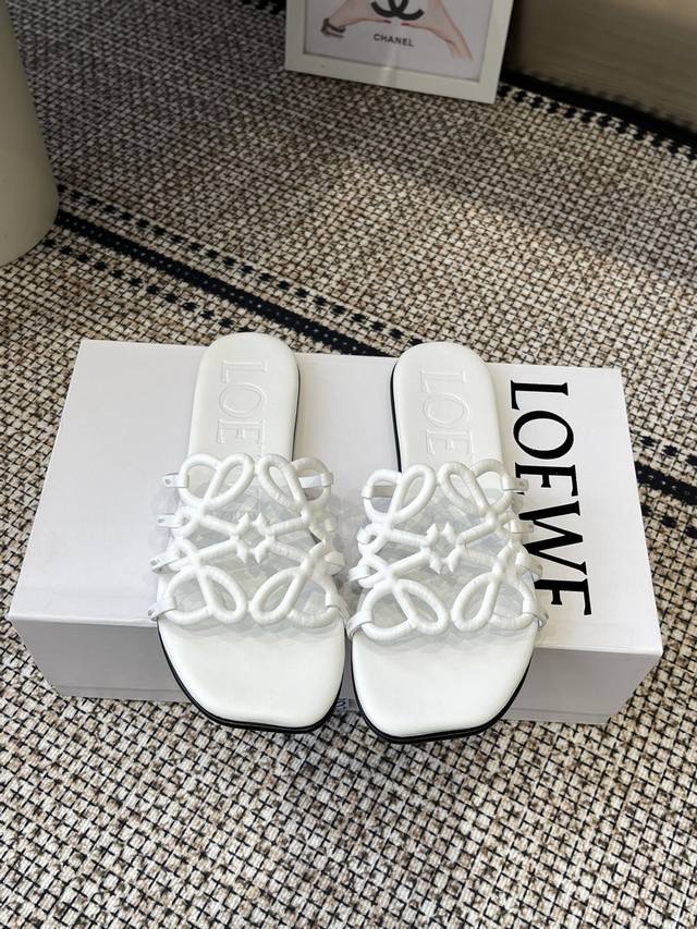 Loewe 罗意威 25Ss 春夏新品 拖鞋 疯狂种草简约设计感觉更干净优雅 让你念念不忘 颜色也很耐看漂亮，上脚瞬间气质十足气场，简直无敌帅气有型 鞋面采用牛