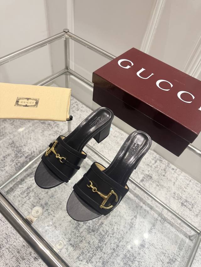 Gucci古*驰2025春夏最新爆款拖凉鞋系列 圆头 最新链条扣 原单品质 原汁原味的欧式风格，上脚非常完美穿搭上配此鞋，优雅大方，晶莹剔透，无论种各配件材质，