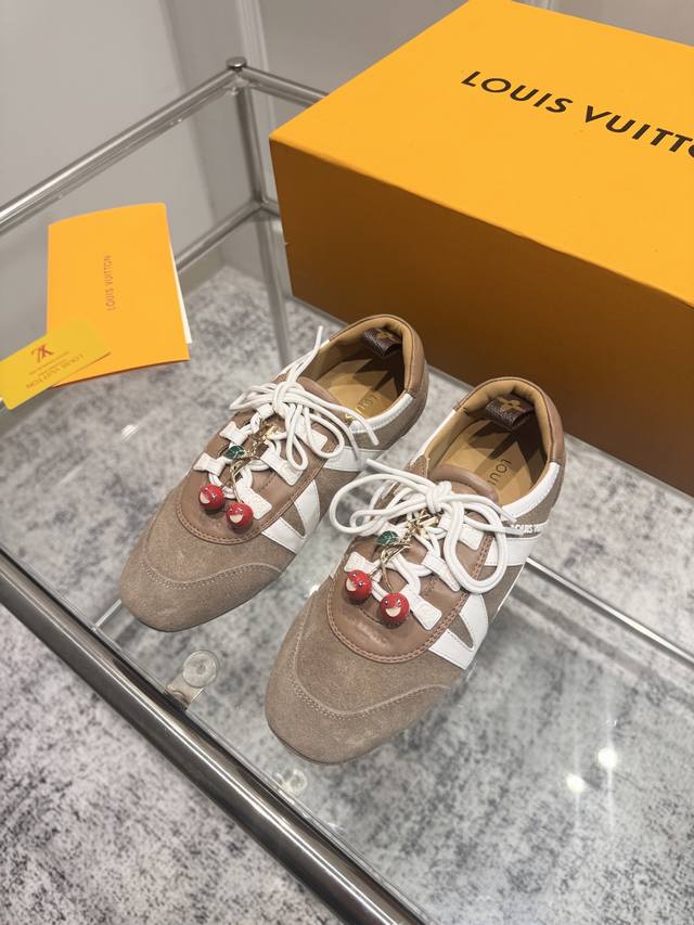 顶级版本：情侣款 ，加扣饰 Lv路易威登 L家 驴牌 最新Sneakerina系列 情侣款 芭蕾运动鞋 德训鞋 休闲 平底鞋 球鞋 原版购入开发 做货 这款Lv