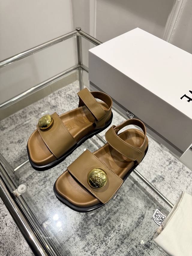 顶级版本： Loewe 罗意威2025 Ss新品复古风平底沙滩厚底凉鞋～小红书、外网火爆款 最近大热的一款凉鞋 超级可爱 时髦精绝对不能错过的必入款，没有任何繁
