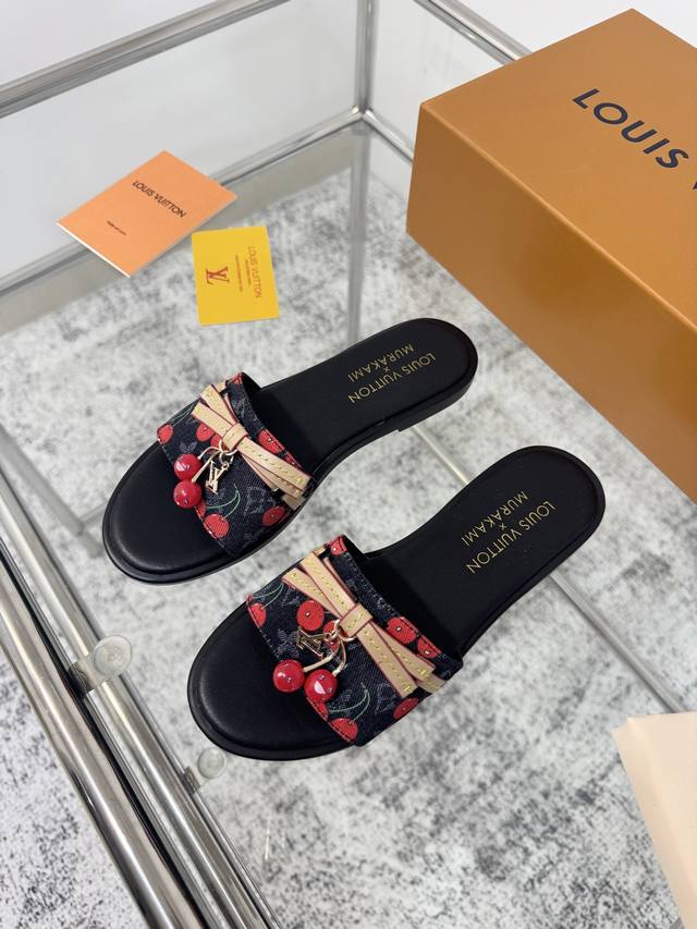 25Ss春夏新款 Louis Vuitton 路易威登 × 村上隆第三篇章樱桃系列 Lv X Tm Lily 凉拖鞋经典老花元素搭配樱桃吊坠平底凉拖鞋 本款 L