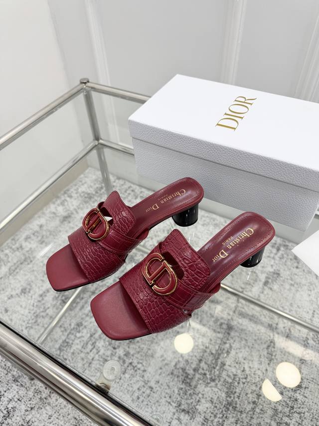 Dior 新品方头Cd金属扣拖鞋 公主夏天的快乐 是Dior凉拖给的 夏天到啦做着美美的脚指甲 再穿一双美美的拖 鞋,简直不要太美太快乐 迪奥 顶级品质好到爆
