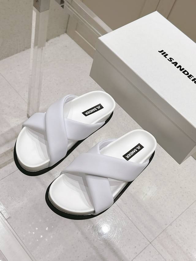 代购级 男款 Jilsander 吉尔桑达 25S春夏新款沙滩拖鞋 非常新颖的设计，让人眼前一亮！ 夏日氛围感渲染十足！ 鞋面采用超级软且坚韧的皮革制成！ 感觉