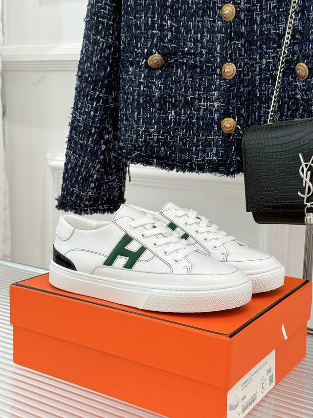 厂价 HermèS 爱马仕经典H标情侣款休闲小白鞋 简直是为追求品质与时尚的情侣量身定制！ 标志性的H标低调又奢华 瞬间提升辨识度 它不仅是身份的象征 更是品味