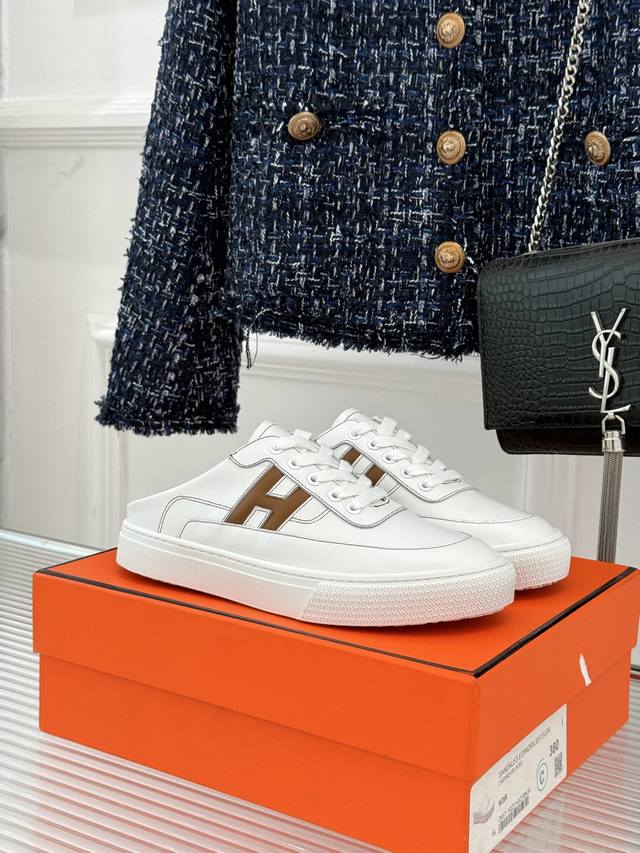 厂价 HermèS 爱马仕经典H标情侣款休闲半拖 简直是为追求品质与时尚的情侣量身定制！ 标志性的H标低调又奢华 瞬间提升辨识度 它不仅是身份的象征 更是品味与