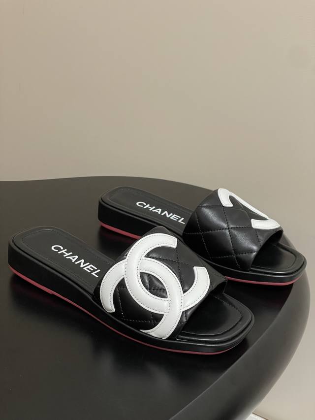 顶级品质 配飞机盒 Chanel 小香中古康鹏熊猫配色一字带拖鞋复古大双C菱格厚底凉拖鞋 夏日拖鞋款来袭，好久没见到这么完美实用的拖鞋了，完美得覆盖脚趾，让脚充