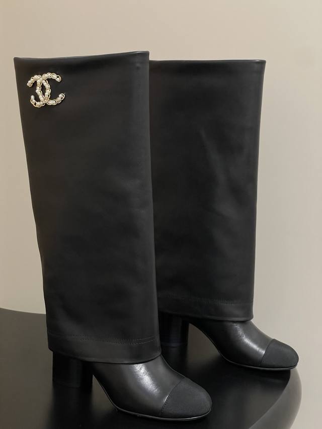早秋新款Chanel 小香25B秋冬走秀款翻口大链条长靴 粗跟裤管靴 标志性的大链条设计，把经典玩出花！粗旷却不失精致的金属链条环绕靴筒，在硬朗与柔美间达到精妙