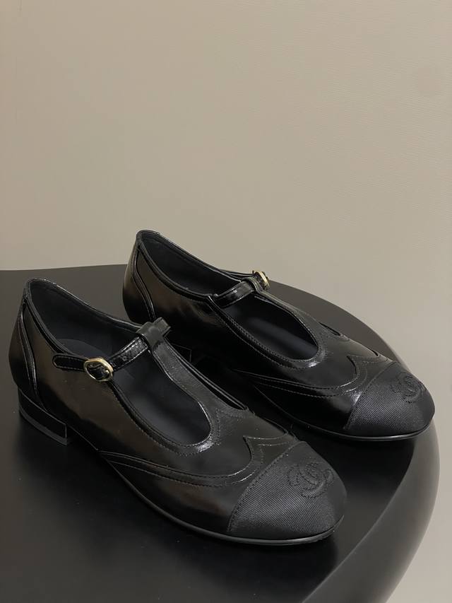 25S早秋新款小香Chanel T字带玛丽珍鞋双C搭扣平底单鞋 经典黑白拼色 是永不过时的时尚密码 T字带设计鬼马又俏皮 直接美到我心巴上~ 搭配上鞋头小巧精致