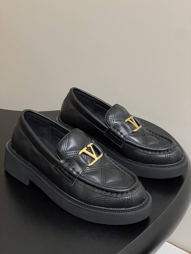 Valentino 华伦天奴2025秋冬系列新款 厚底菱格电绣字母Logo五金V扣一脚蹬圆头乐福鞋 鞋面采用了光泽感较强的皮革材质，不仅让鞋子看起来更有质感、更