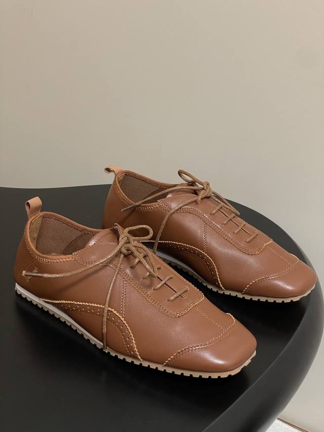小众潮牌 Orinous 25秋冬新品系带休闲鞋德训鞋 邂逅Orinous轻启时尚休闲序章 将简约与质感精妙糅合 鞋面采用细腻拼接材质 碰撞出独特视觉层次 尽显