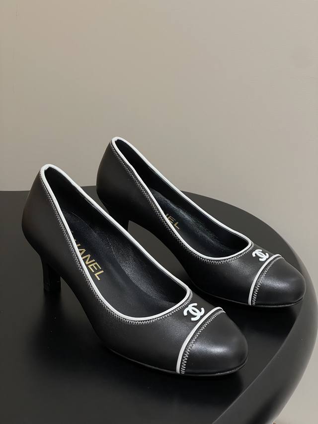 Chanel Vintage 小香中古双C扣高跟单鞋 鞋头经典双C小扣与曲线车线达成前后呼应，整个鞋子让人看起来就很酥扶 简约而不简单的款，上脚特别显脚细。 鞋
