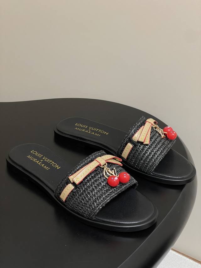 25Ss春夏新款 Louis Vuitton 路易威登 × 村上隆第三篇章樱桃系列 Lv X Tm Lily 凉拖鞋经典老花元素搭配樱桃吊坠平底凉拖鞋 本款 L