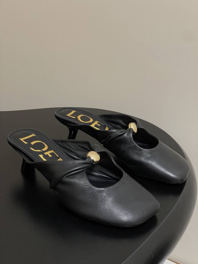 顶级品质 Loewe 罗意威 25Ss早秋新款 超软糯嘟嘟同款芭蕾舞鞋小金球扣玛丽珍鞋包头半拖穆勒鞋 这款Pebble Soft 是芭蕾平底鞋与穆勒鞋的优雅结合