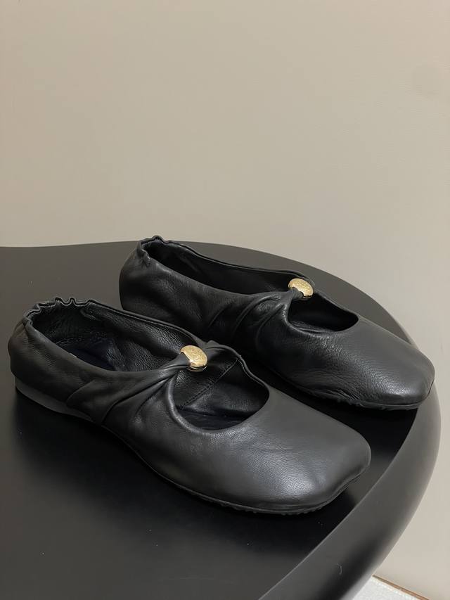 顶级品质 Loewe 罗意威 25Ss早秋新款 超软糯嘟嘟同款芭蕾舞鞋小金球扣平底玛丽珍鞋 这款Pebble Soft 是芭蕾平底鞋与穆勒鞋的优雅结合，彰显出初