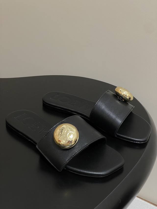 顶级品质 Loewe 罗意威 25Ss春夏新款 Pebble Anagram大扣子平底拖鞋 小金球一字带凉拖鞋 今年超火的品牌 好多明星网红时尚博主种草 喜欢这