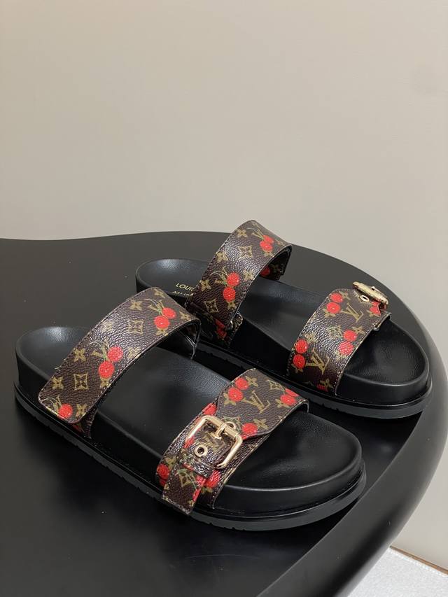 25Ss春夏新款 Louis Vuitton 路易威登 × 村上隆第三篇章樱桃系列 Lv X Tm Lv Sunset Comfort凉拖鞋经典老花元素搭配樱桃