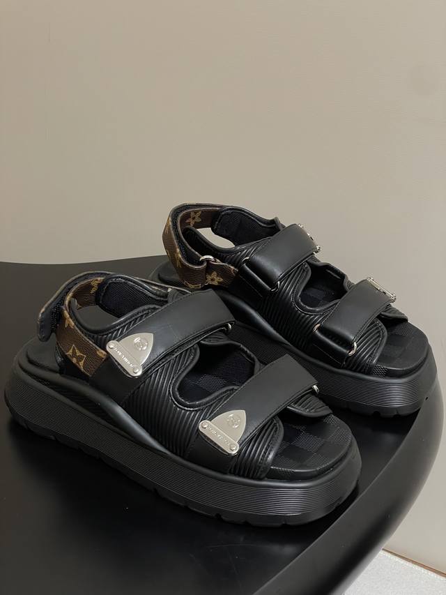 25Ss夏季新款Louis Vuiteeon Lv Chameleon Comfort 凉鞋 魔术贴厚底休闲运动凉鞋 本款 Chameleon 凉鞋取材牛皮革，