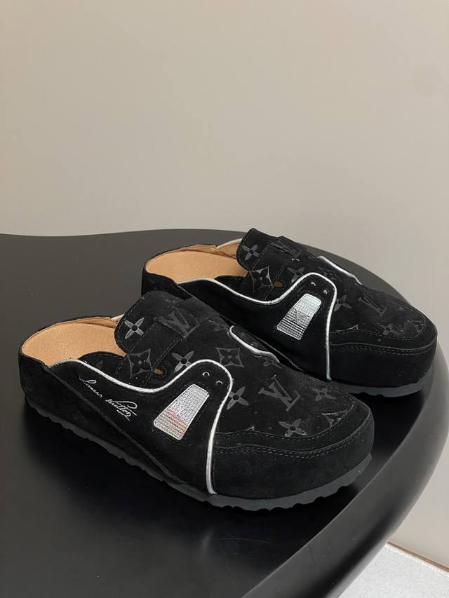 最新爆款Louis Vuitton × Birkenstock联名合作款Boston包头软底拖鞋Lv 勃肯穆勒拖鞋 万年经典勃肯软底拖鞋强势推出，一个品牌就是一