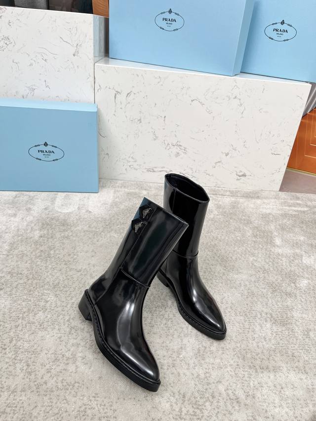 顶奢版本“Prada 普拉达”经典三角标尖头靴 Prada能在重要场合用得上了，清新风带点小贵气的感觉，上脚非常完美显腿瘦气质这块刚好拿捏，穿搭配上此鞋，优雅大