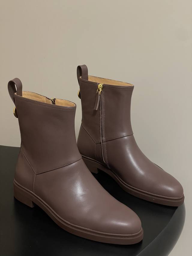 Loro Piana 诺悠翩雅 Lp 25S秋冬新款 Kilda踝靴侧拉链短靴 这款标志性踝靴采用打蜡牛皮革材质，赋予其质朴而独特的复古美感。休闲而精致的款式既