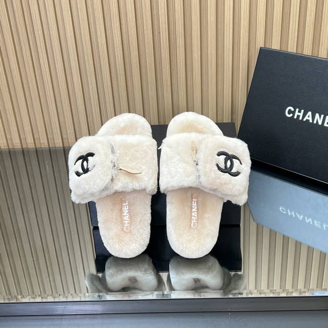 顶级版本 Chanel 香奈儿魔术贴口袋面包拖鞋毛拖鞋 羊毛拖鞋 秋冬系列火爆上新，这一季毛拖香家小爆款！ 认准我家细节实力拍 专柜买版按正品1：1复制， 细节