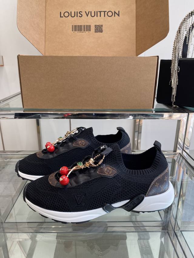 Lv 路易威登 25Ss新款 运动鞋 袜子鞋 这款运动流线型设计灵感来自跑鞋。精致的鞋面由多种技术材料制成 包括网眼和金属合成皮革 其特点是许多标志性的细节 轻