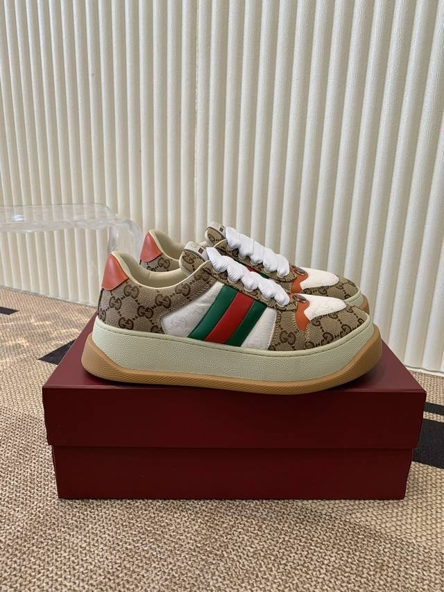 代购级 Gucci 新款胖嘟嘟厚底脏脏鞋 新款，顶级版本 这款运动鞋采用Gg帆布材质。紫色皮革细节以鲜明对比为单品增加深度，细节更显丰满 ！ 鞋底：原版开模Tp
